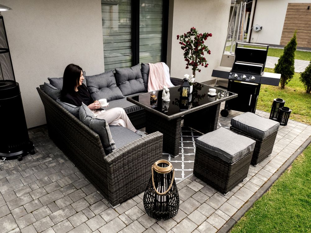 Hagemøbelsett i rattan – hjørnesofa, bord og puffer i beige