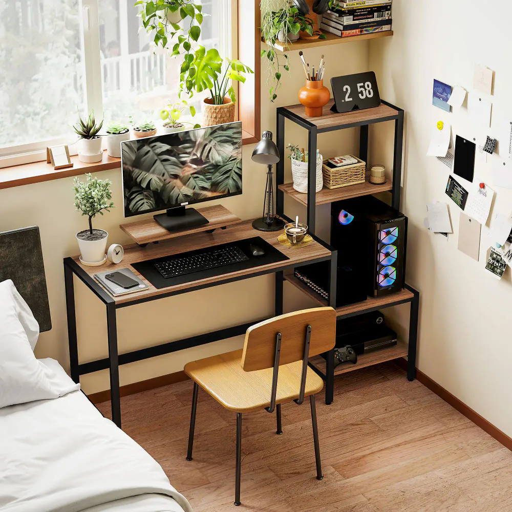 Skrivebord med vendbar sidehylle og monitorstativ
