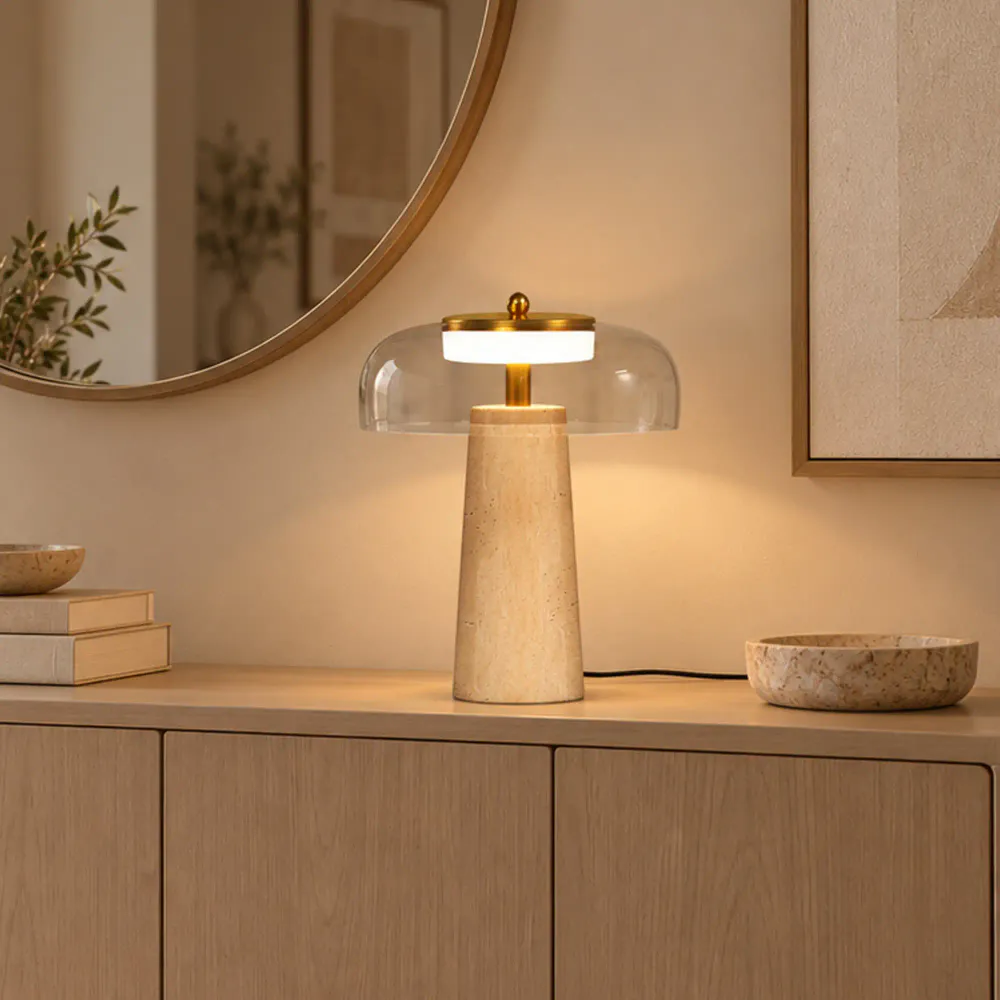 Bordlampe med travertinfot og ravfarget glass